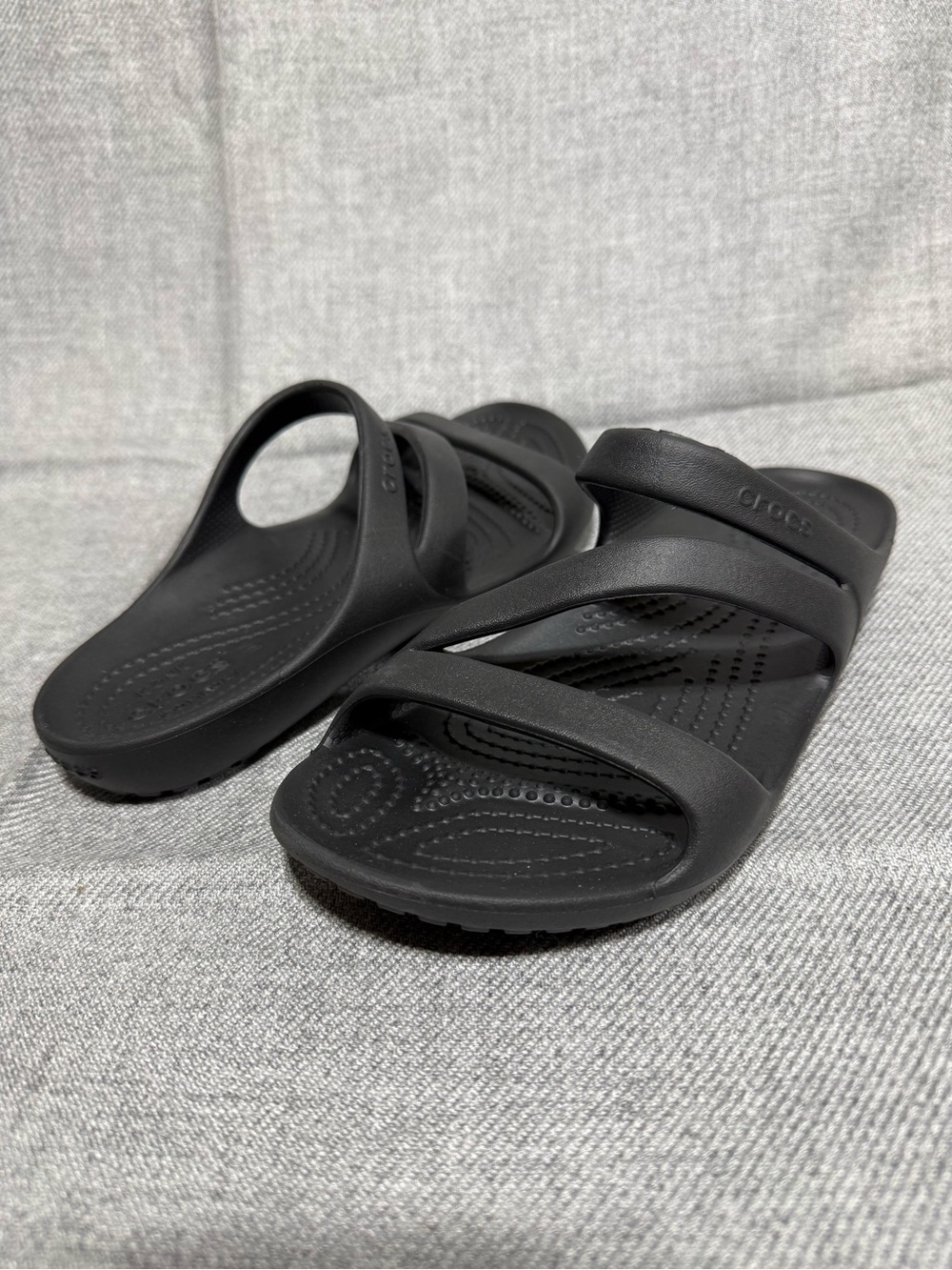 Crocs Womens 7 Black Strappy Sandals Comfort Lightweight Slip On